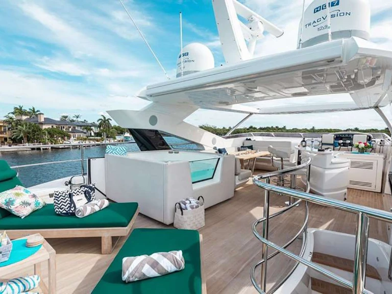Hire Luxury Yacht Sunseeker with a boat licence
