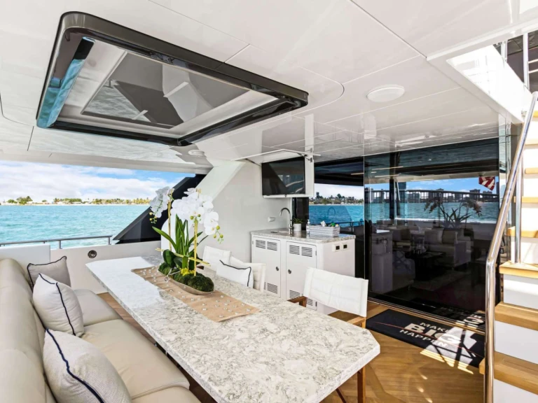 Hire Luxury Yacht Ocean alexander with a boat licence