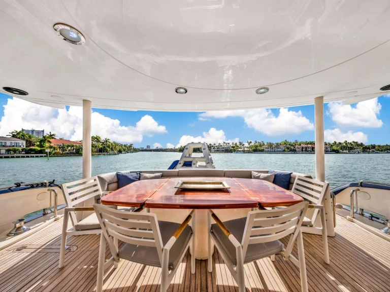 Hire Luxury Yacht Sunseeker with a boat licence