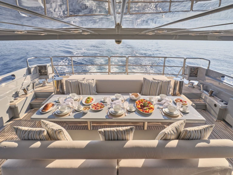 Luxury Yacht to hire Athens at the best price