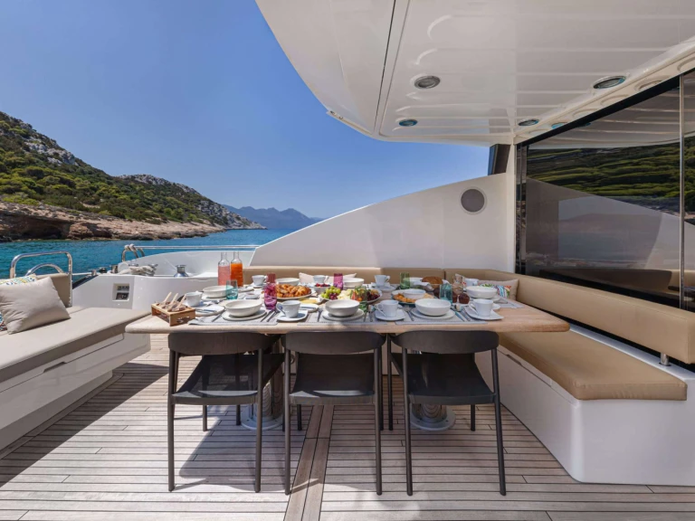Charter a Sunseeker BLADE 6 in Athens on Samboat