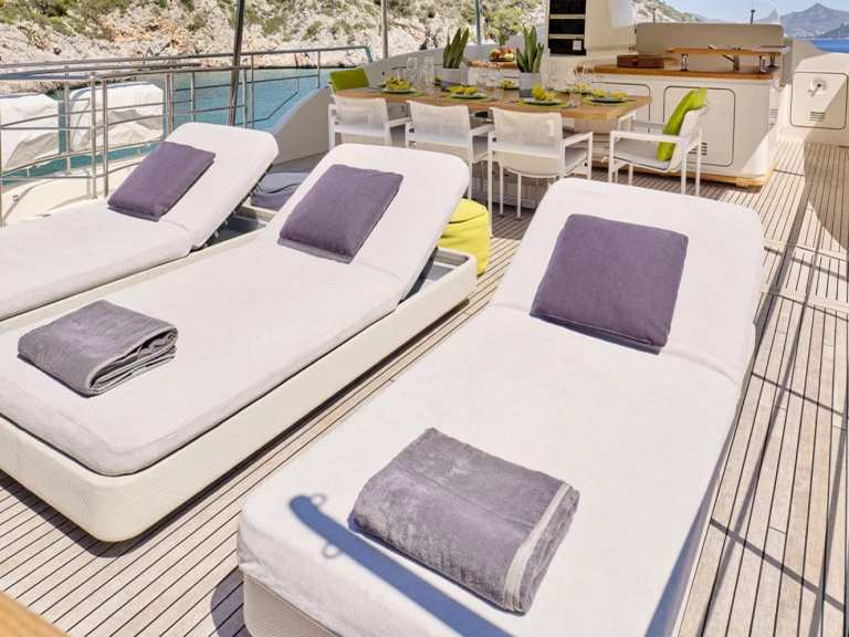 Charter a San Lorenzo FLOR in Athens on Samboat