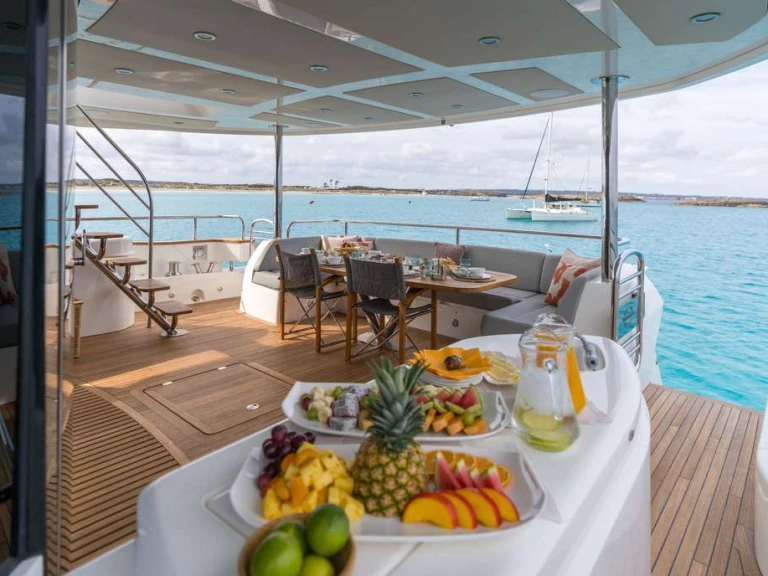 Hire Luxury Yacht Sunseeker with a boat licence