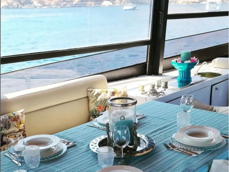 Luxury Yacht to hire Cannigione at the best price