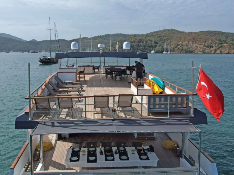 Hire Luxury Yacht Custom with a boat licence