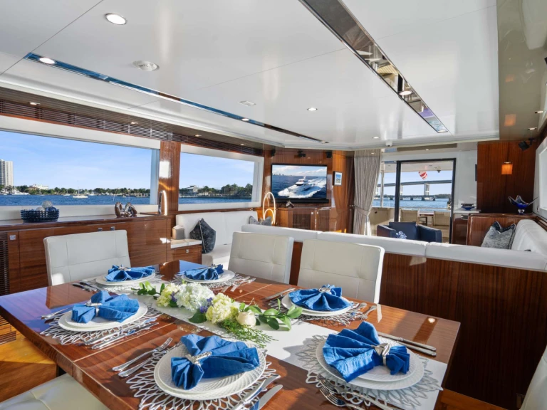 Charter a Horizon PILOT LOUNGE in Jupiter on Samboat