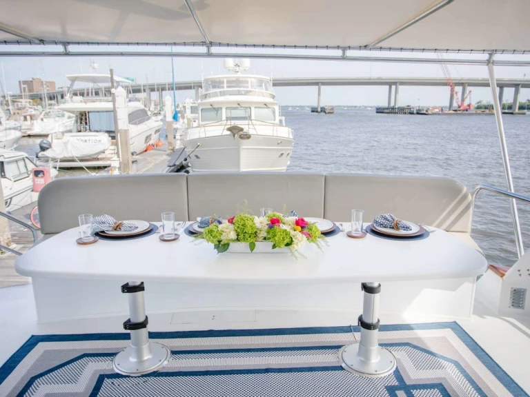 Luxury Yacht to hire Charleston at the best price