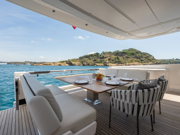 Charter a Ferretti FAST in Castellammare di Stabia on Samboat