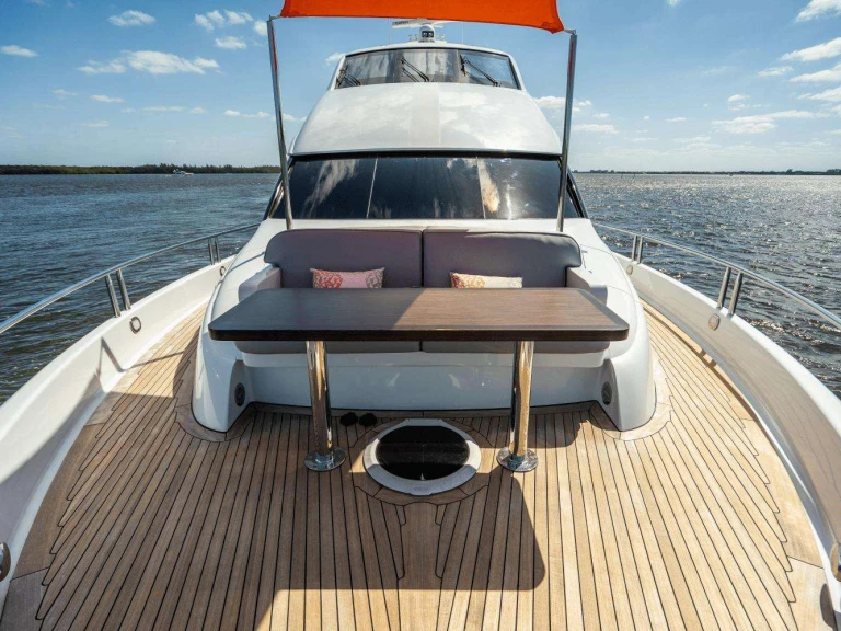 Hire Luxury Yacht Lazzara with a boat licence