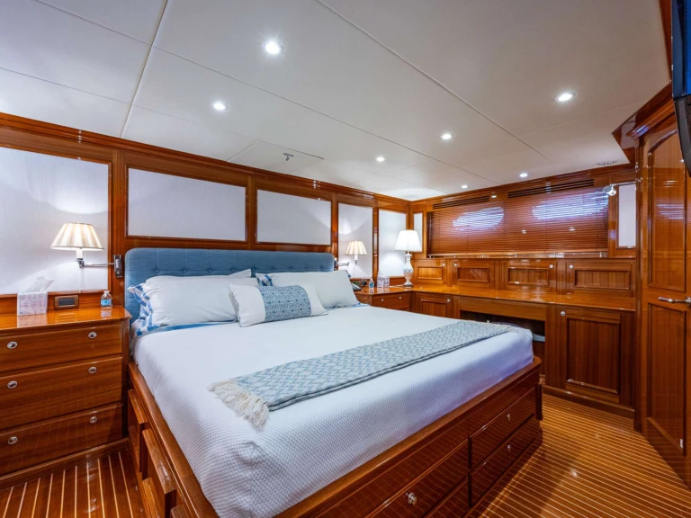 Hire Luxury Yacht with or without skipper Hunt Bahamas