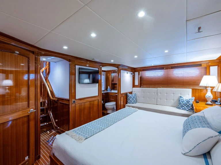 Hire Luxury Yacht Hunt with a boat licence