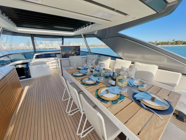Hire Luxury Yacht San Lorenzo with a boat licence