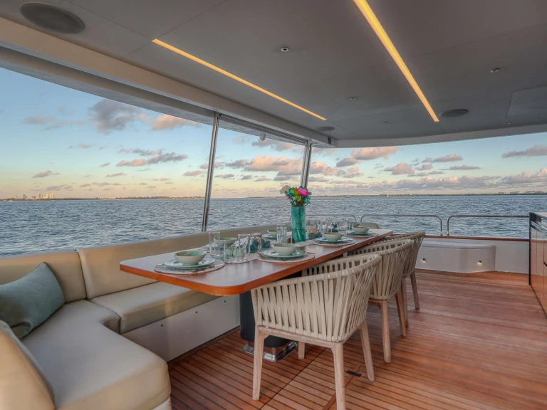 Hire Luxury Yacht Sirena with a boat licence