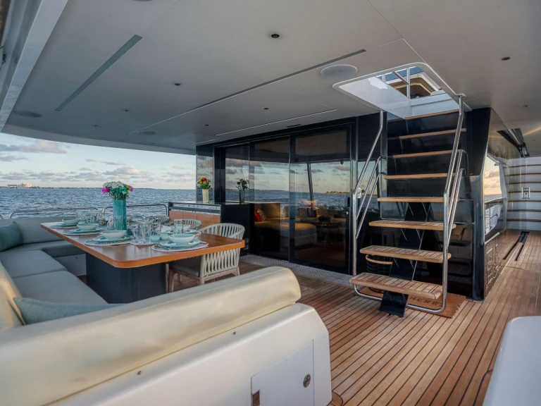 Luxury Yacht to hire Bahamas at the best price
