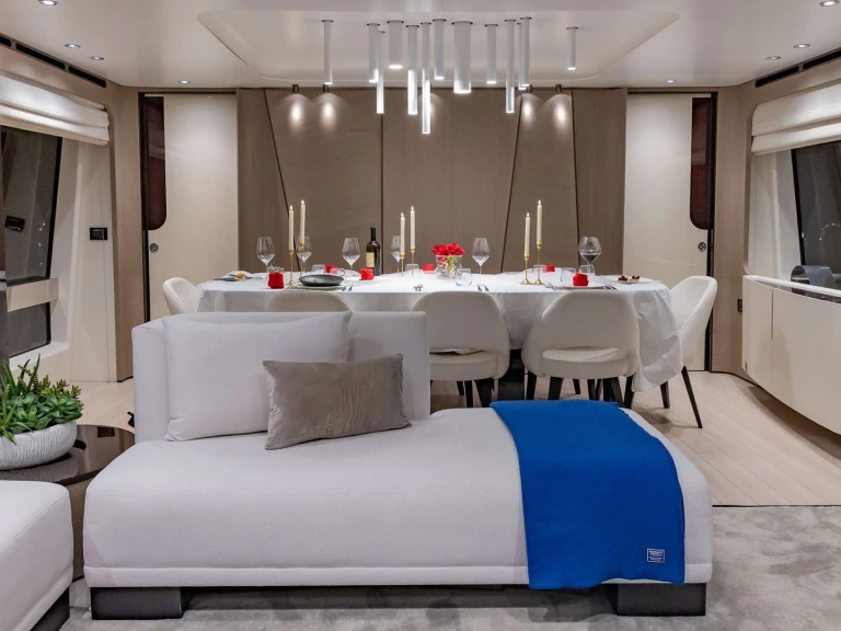 Hire Luxury Yacht Azimut with a boat licence
