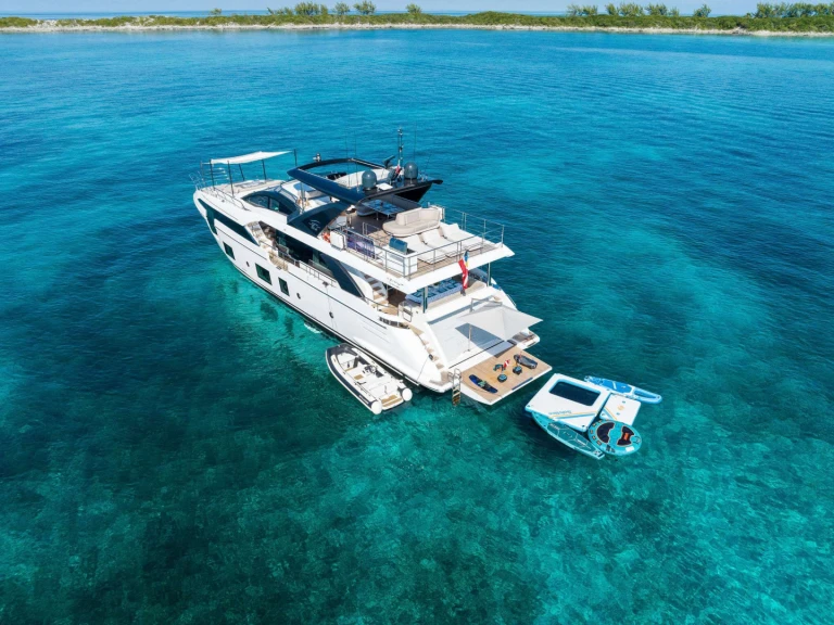 Luxury Yacht to hire Bahamas at the best price