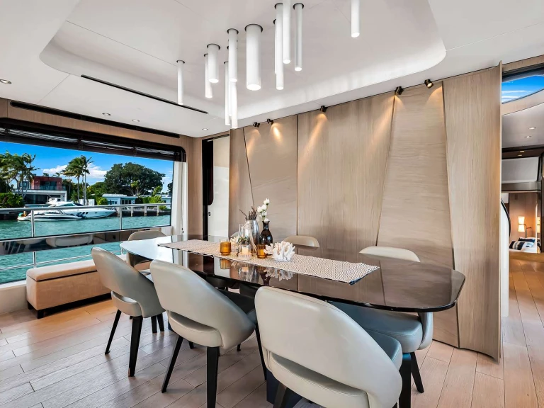 Luxury Yacht to hire Coconut Grove at the best price