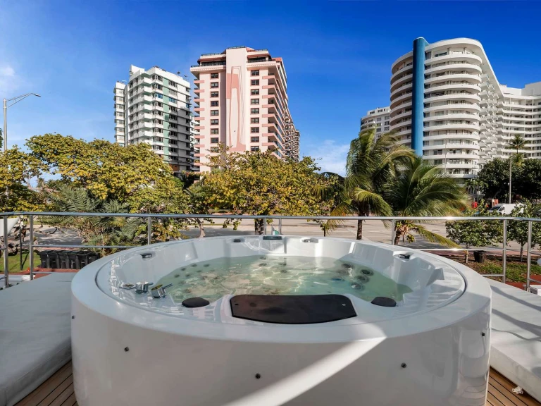 Yacht charter Coconut Grove - Azimut Cloud 9 on SamBoat