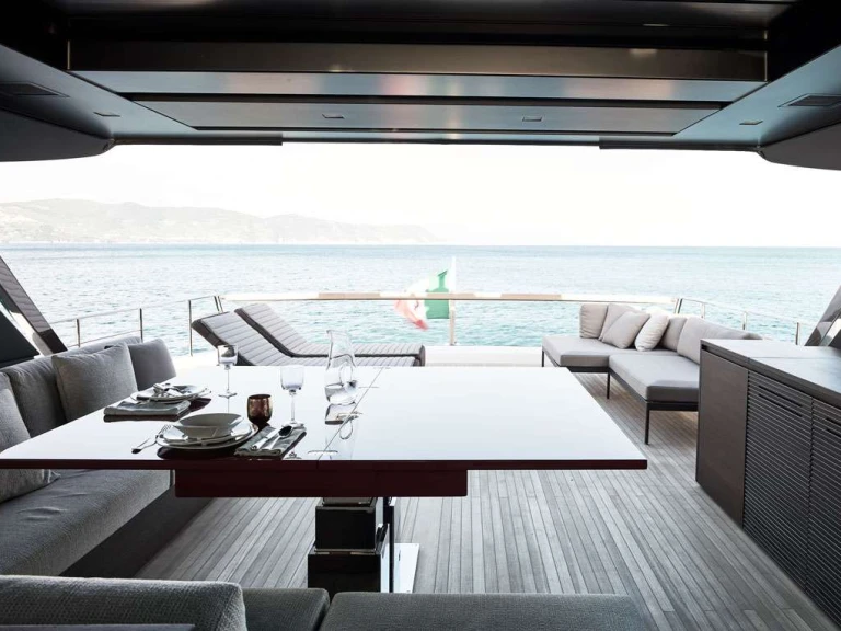 Hire Luxury Yacht San Lorenzo with a boat licence