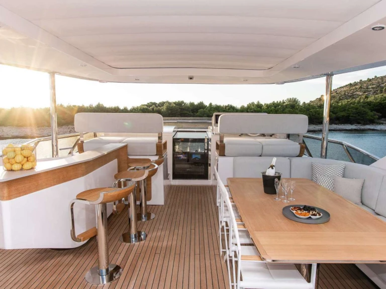 Charter a Azimut Vesta in Skiathos on Samboat