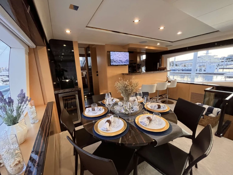Hire Luxury Yacht Azimut with a boat licence