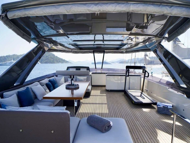 Hire Luxury Yacht Ferretti with a boat licence