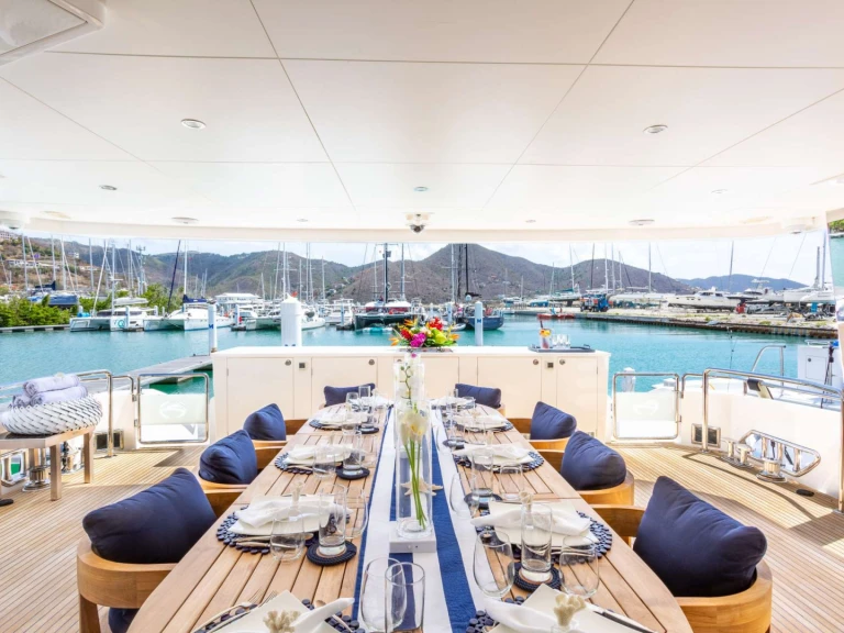 Hire Luxury Yacht Horizon with a boat licence