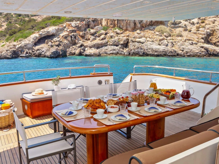 Luxury Yacht to hire Greece at the best price