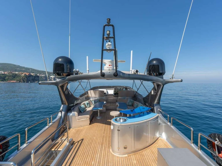 Hire Luxury Yacht  with a boat licence