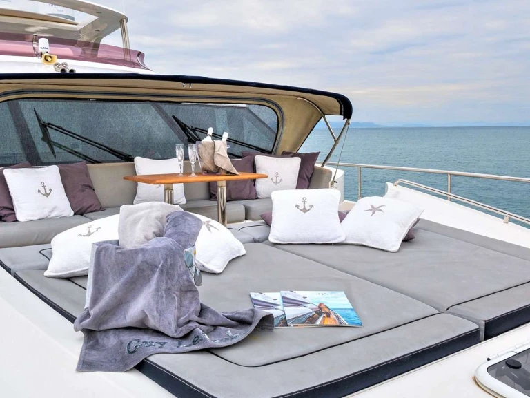 Yacht charter Athens - Princess, UK 4LIFE on SamBoat