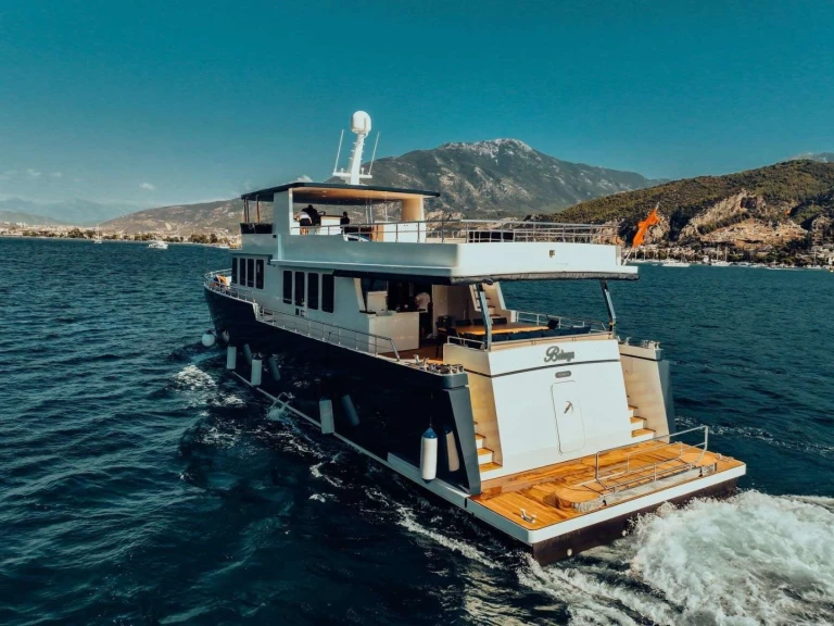 Hire Luxury Yacht Custom with a boat licence