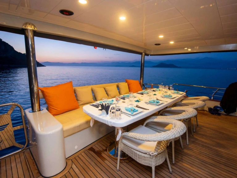 Hire Luxury Yacht Custom with a boat licence