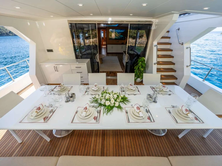 Hire Luxury Yacht  with a boat licence
