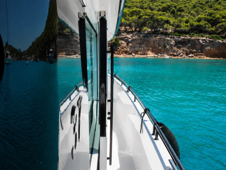 Charter a Axopar Axopar 37 XC Cross Cabin in Lávrio on Samboat