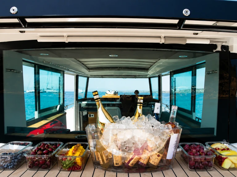 Yacht charter Lávrio - Axopar Axopar 37 XC Cross Cabin on SamBoat