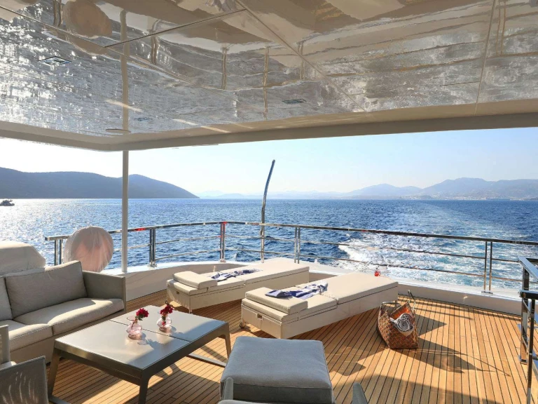 Hire Luxury Yacht Aegean Build with a boat licence