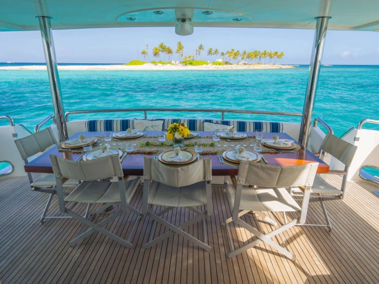 Hire Luxury Yacht Horizon with a boat licence