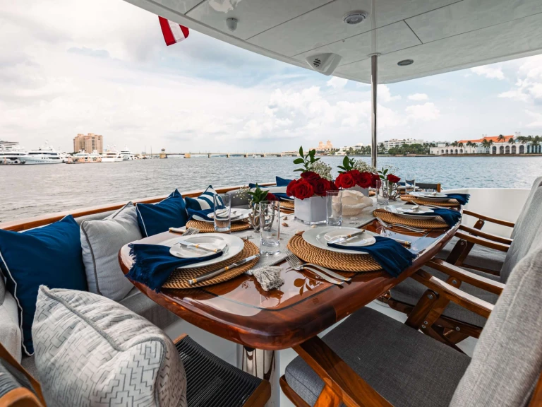 Luxury Yacht to hire Old Saybrook at the best price
