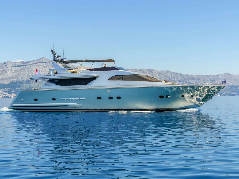 Hire Luxury Yacht italversil with a boat licence