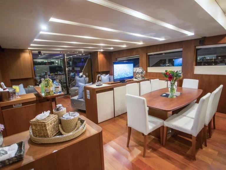 Hire Luxury Yacht with or without skipper Aicon Miami