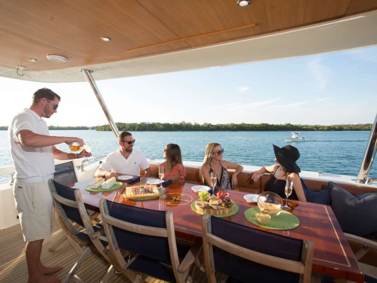 Hire Luxury Yacht Aicon with a boat licence