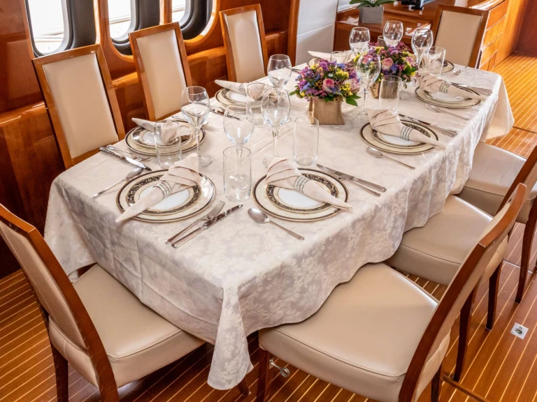 Luxury Yacht to hire Piraeus at the best price