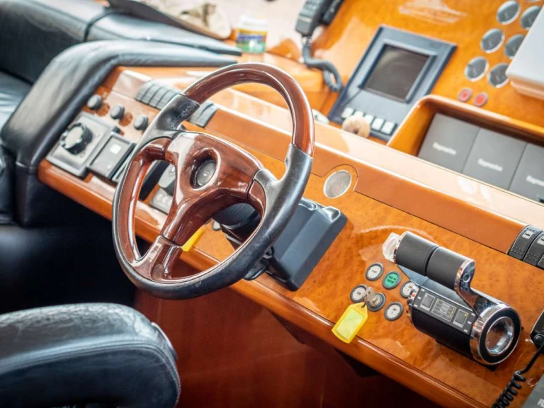 Yacht charter Piraeus - Princess, UK GEKTOR on SamBoat