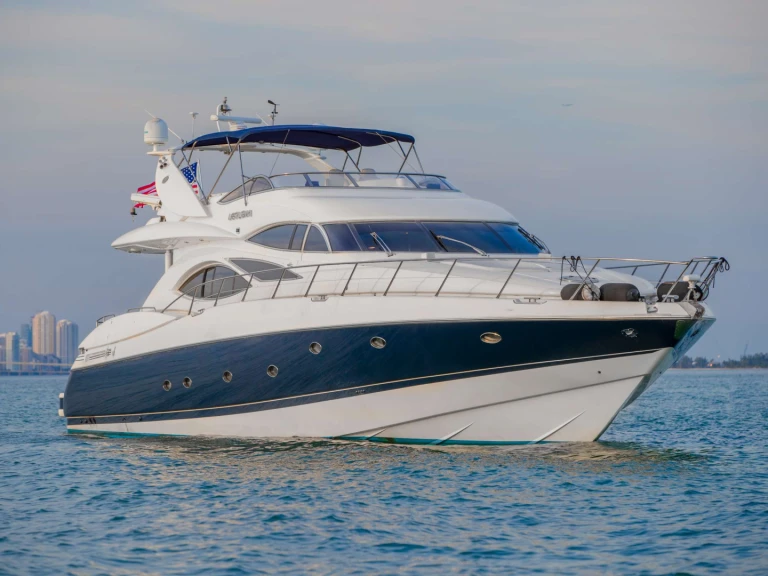 Luxury Yacht to hire Miami Beach at the best price