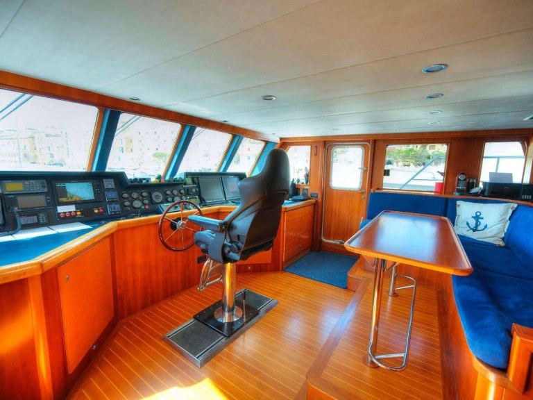 Hire Luxury Yacht Custom with a boat licence