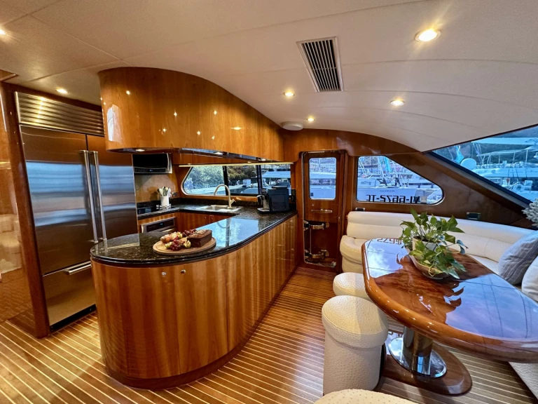 Hire Luxury Yacht Horizon with a boat licence