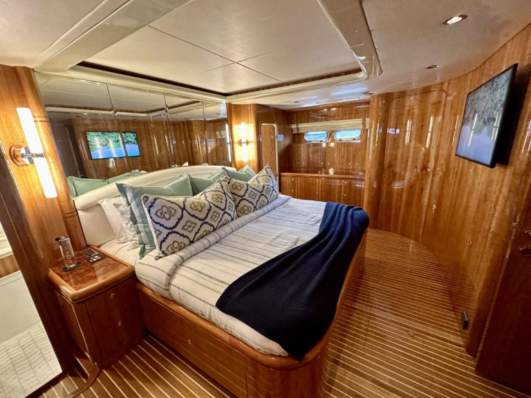 Luxury Yacht to hire Saint Thomas Island at the best price