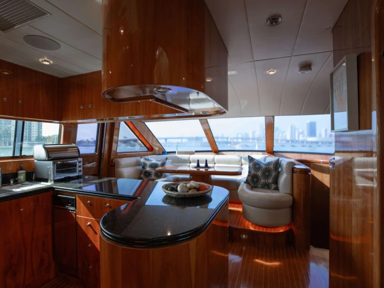 Hire Luxury Yacht Horizon with a boat licence