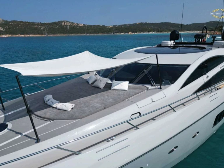 Yacht charter Poltu Quatu - Sunseeker Light Blue on SamBoat