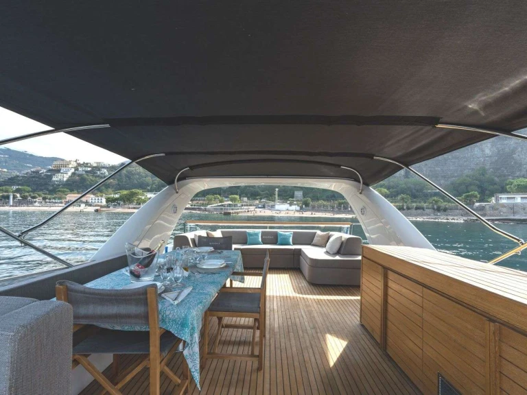 Hire Luxury Yacht Alalunga with a boat licence